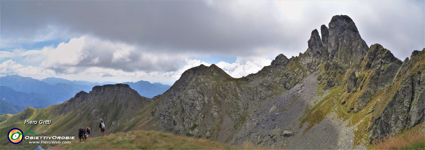 42 In decisa-ripida salita al Ponteranica centrale con splendida vista sul Valletto.jpg